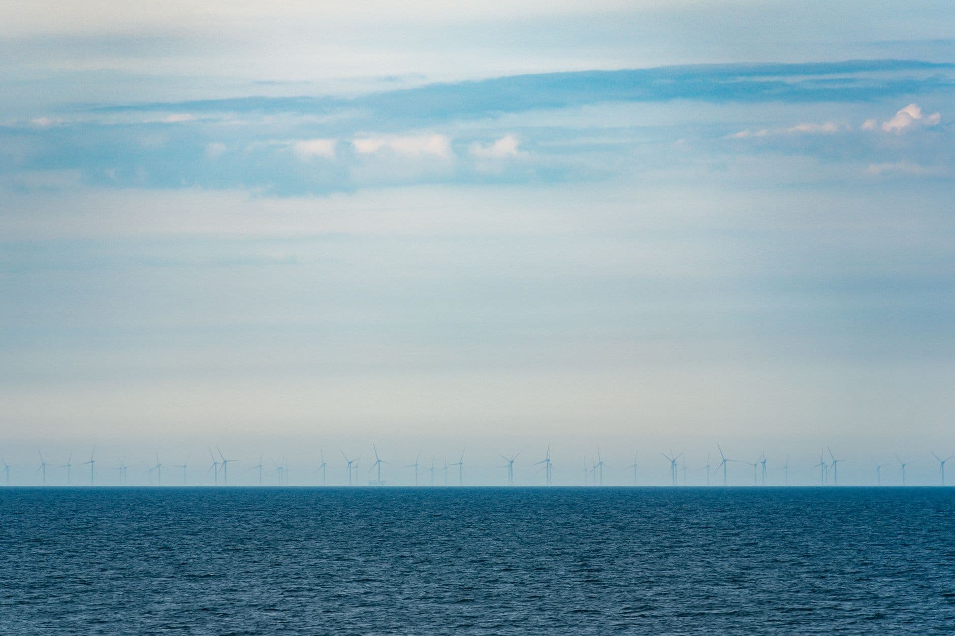 Un vaste parc d'éoliennes en mer Baltique avec une station électrique au large de la Pologne.