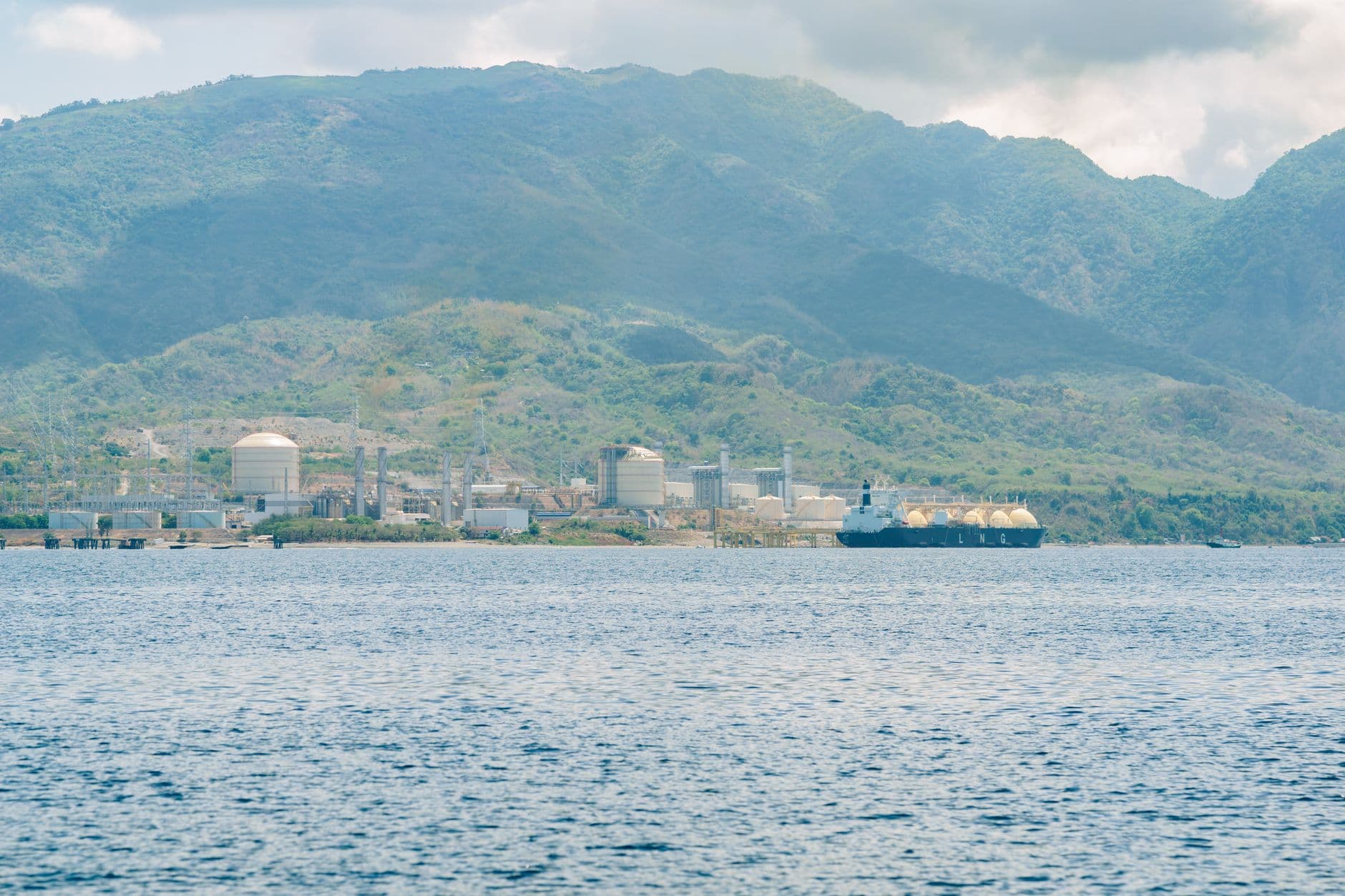 Un méthanier quitte un terminal de GNL sur la côte tropicale du Sarawak.