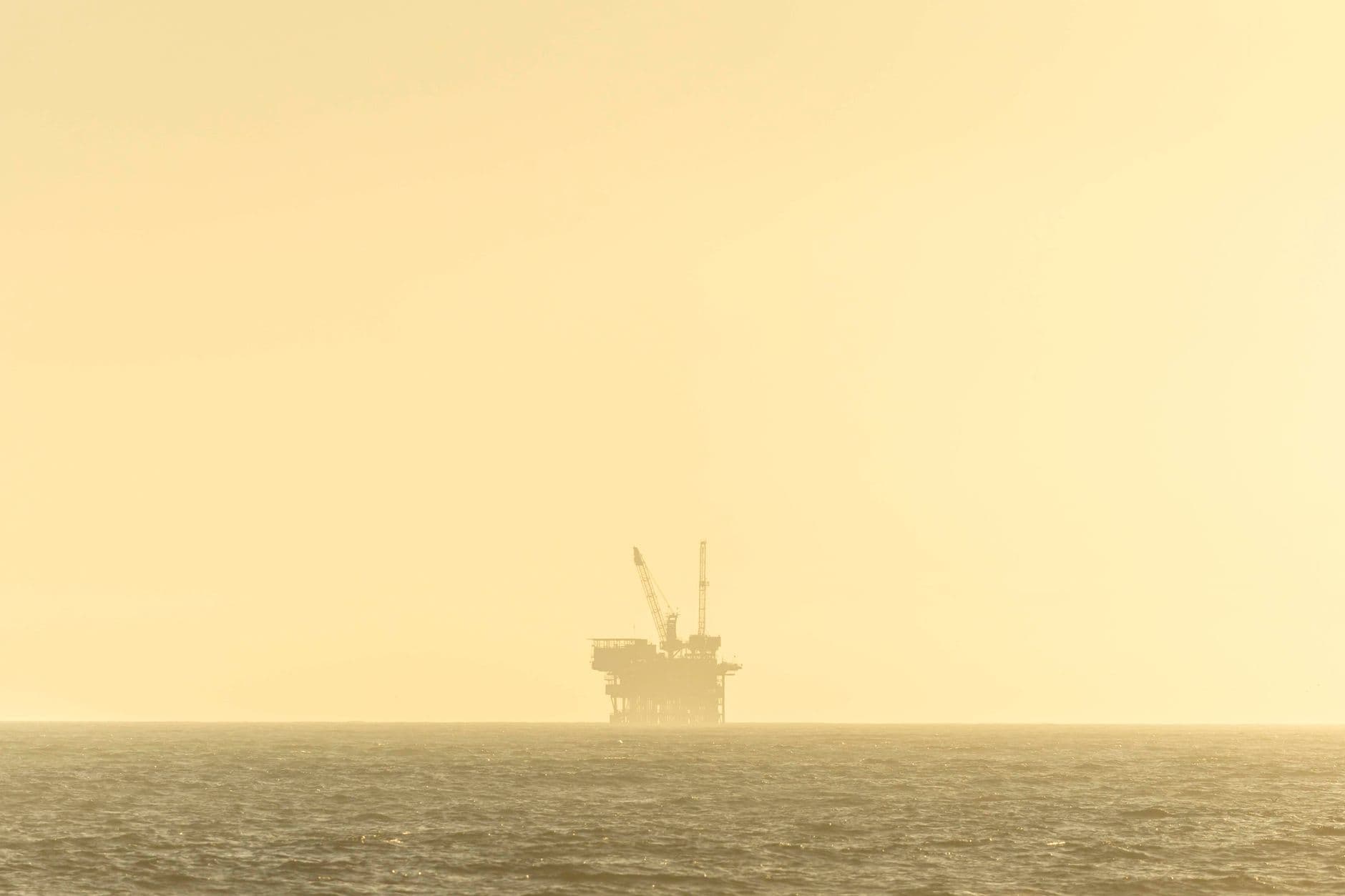 Plateforme pétrolière offshore entretenue près d'un navire technique au large du Brésil.