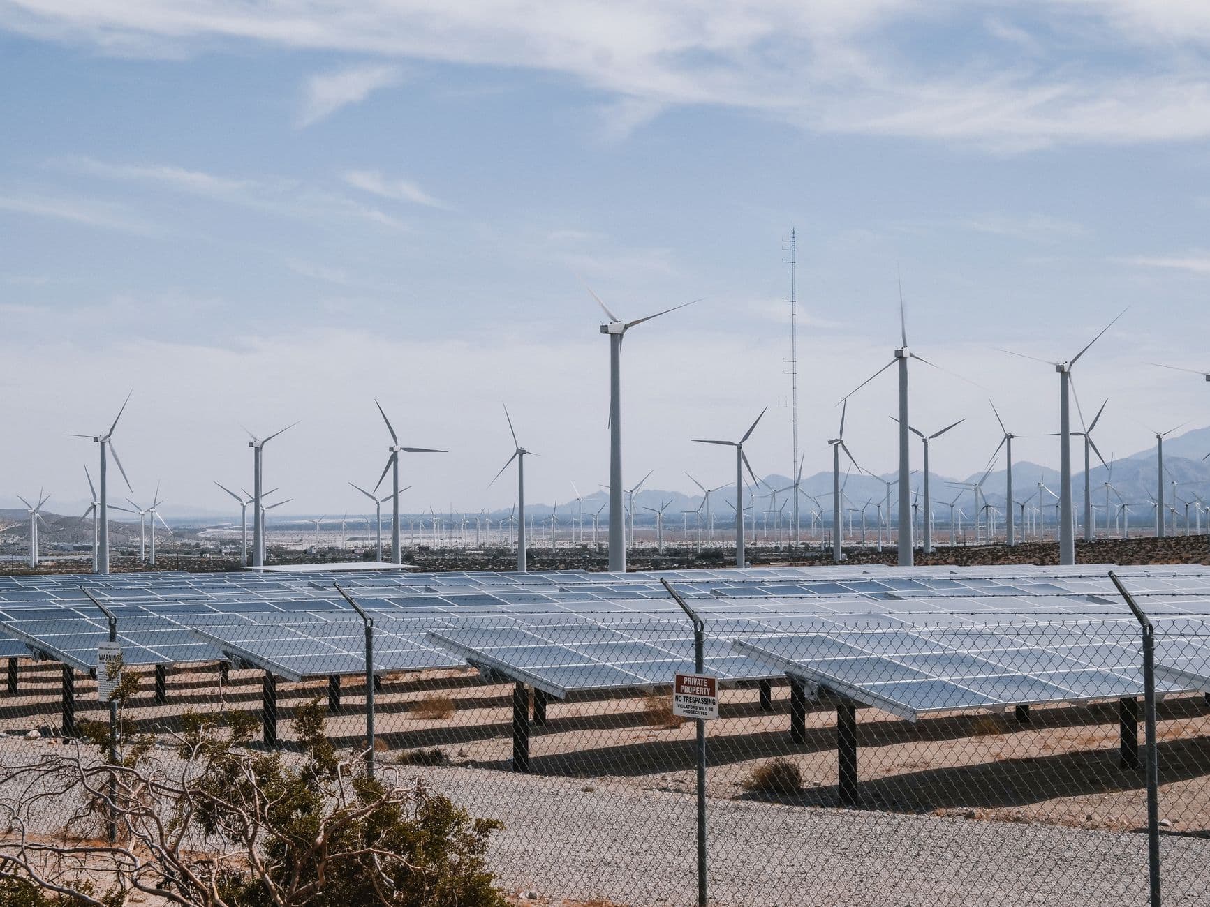 Parc solaire, batteries et éoliennes autour d'une ancienne centrale au charbon en Afrique du Sud.