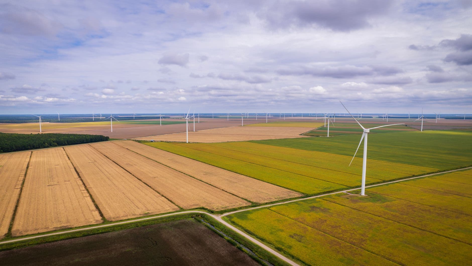 Des parcs éoliens terrestres illustrent la comparaison entre les marchés européen et américain.