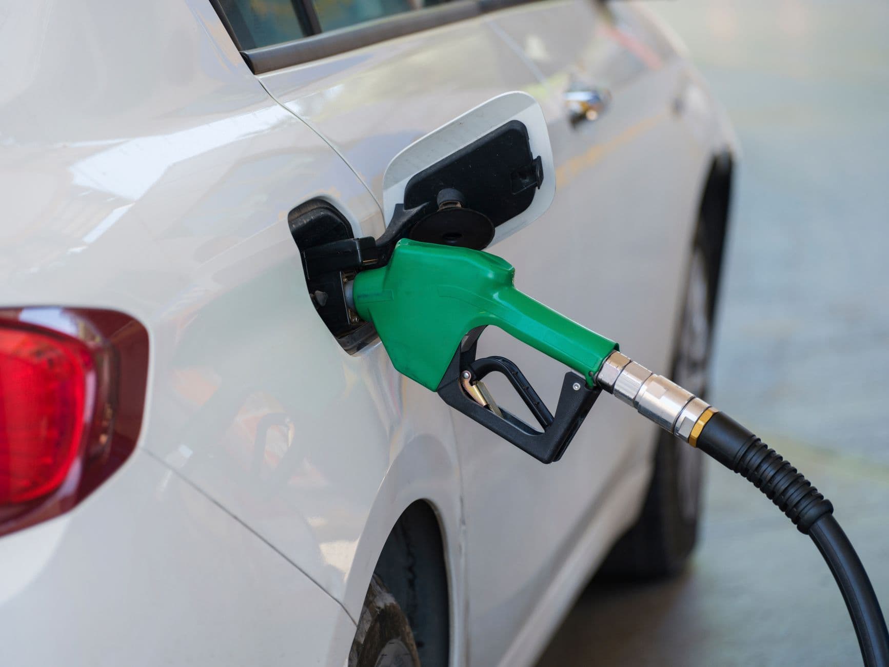 Une voiture à essence ancienne fait le plein de carburant renouvelable dans une station-service en Espagne.