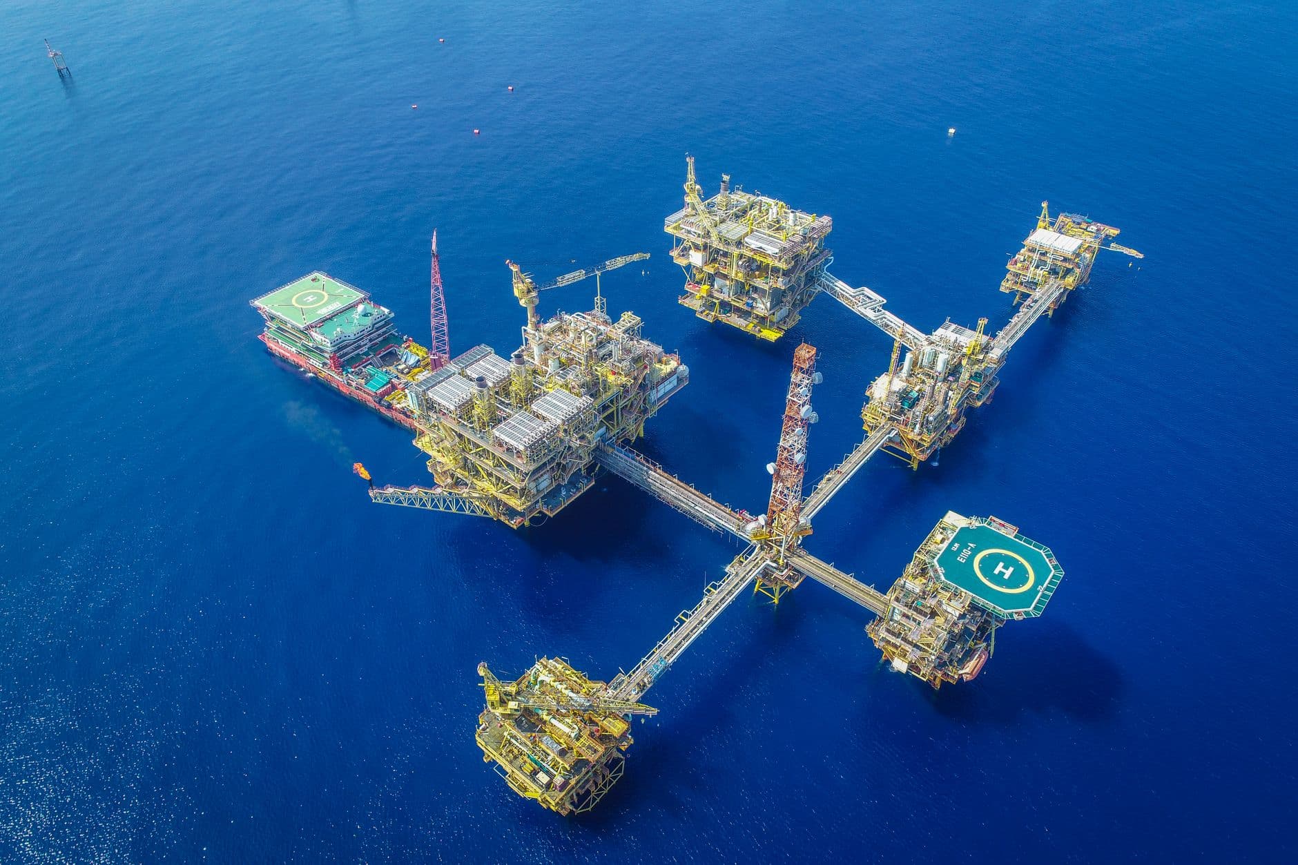 Plateforme gazière et gazoduc sous-marin en mer Noire, au large de la Roumanie.