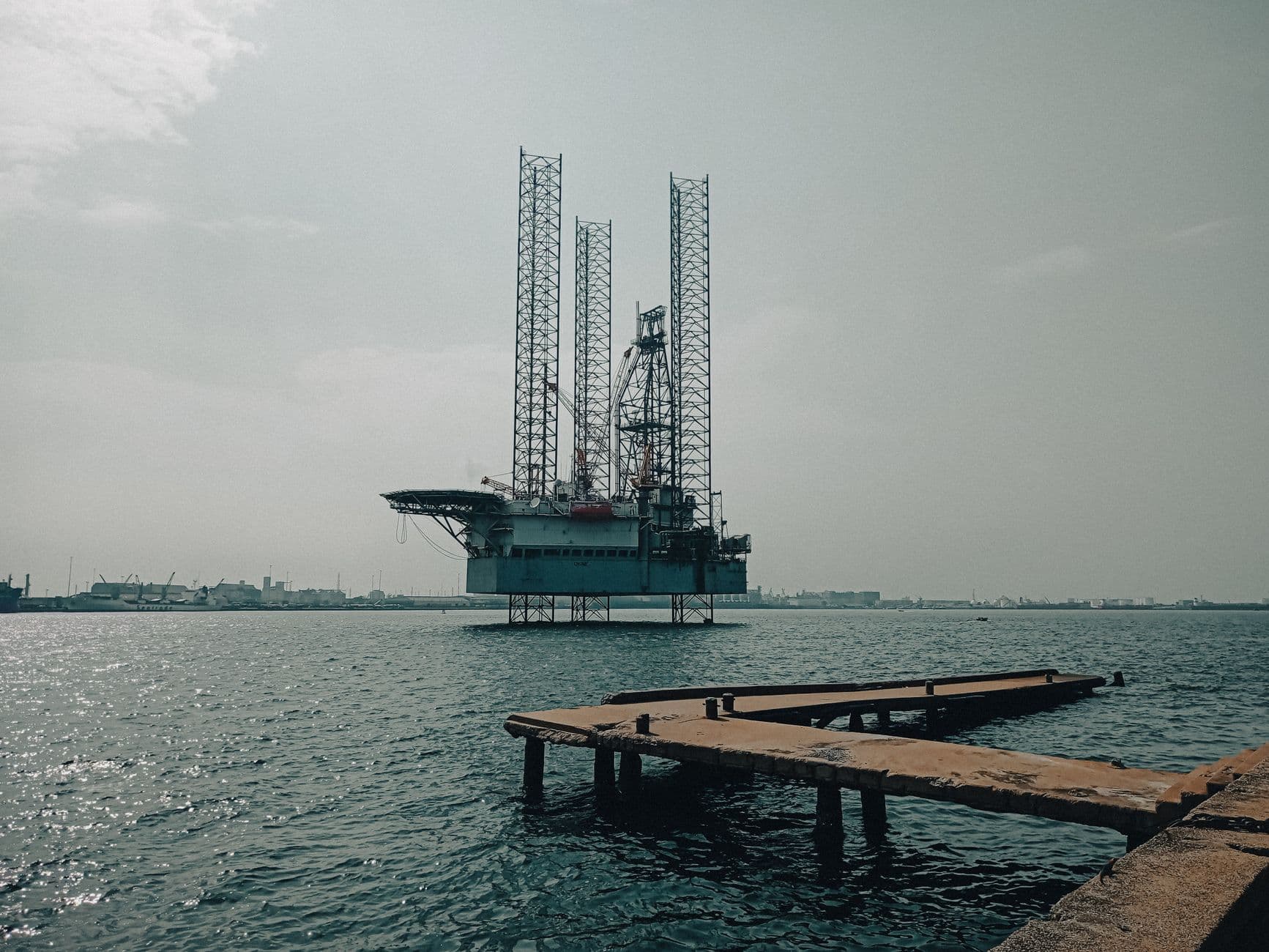 Grande plateforme pétrolière offshore moderne en activité sur une mer calme.