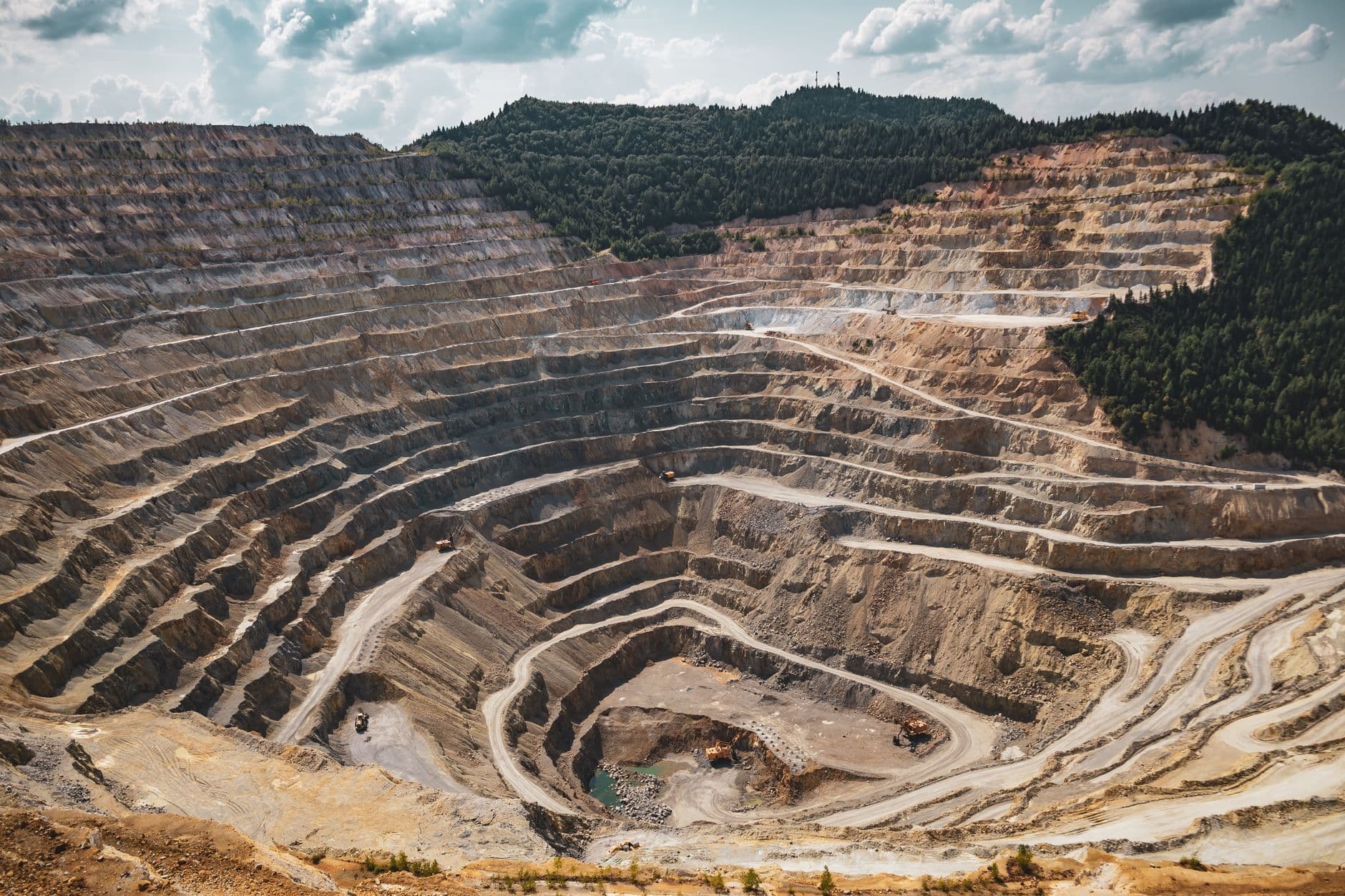 Du minerai est chargé dans des camions sur un site minier à ciel ouvert dans le paysage vallonné de Türkiye.
