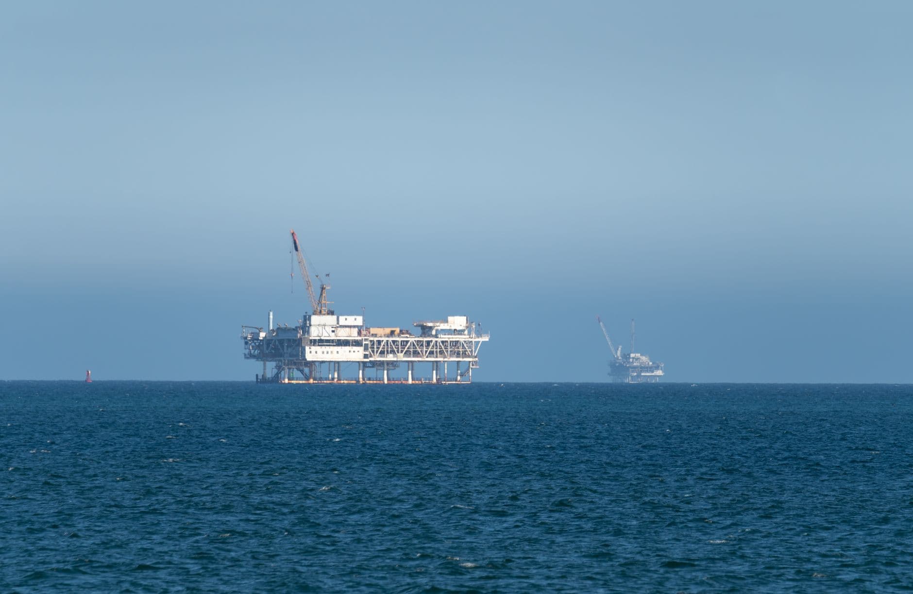 Grande plateforme gazière automatisée et sans équipage permanent, isolée en mer Noire.