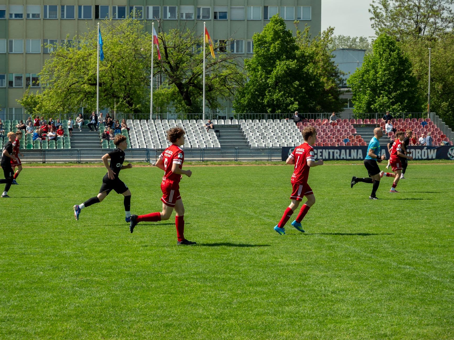 Des jeunes pratiquent le sport, les arts et les sciences dans un centre éducatif en Pologne.