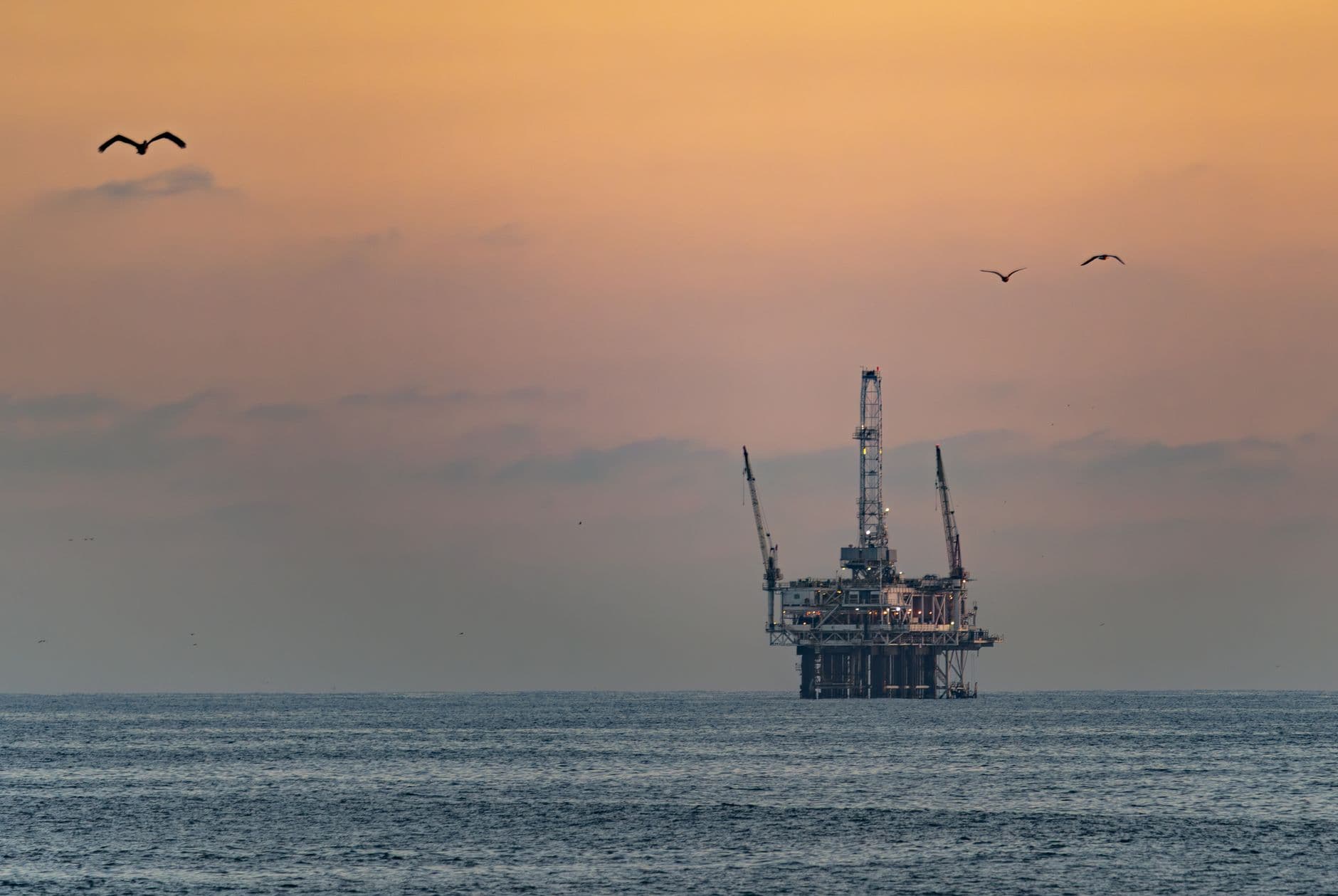 Un navire de forage pétrolier opère en eaux profondes au large de l'Amapá, sous un ciel tropical couvert.